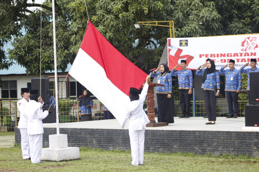 PEJABAT PEREMPUAN PIMPIN UPACARA PERINGATAN HARI IBU KE-95 DI LAPAS PASIR PENGARAIAN