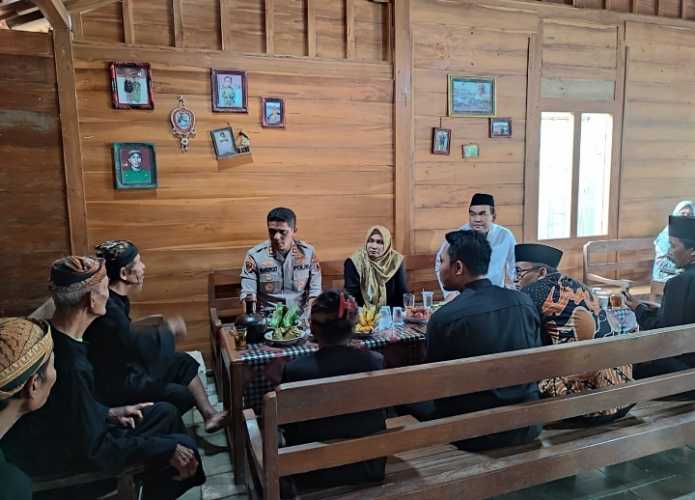Jumat Curhat, Kapolres Blora Bersama Forkopimda Sambangi Tokoh Samin Di Blora Selatan