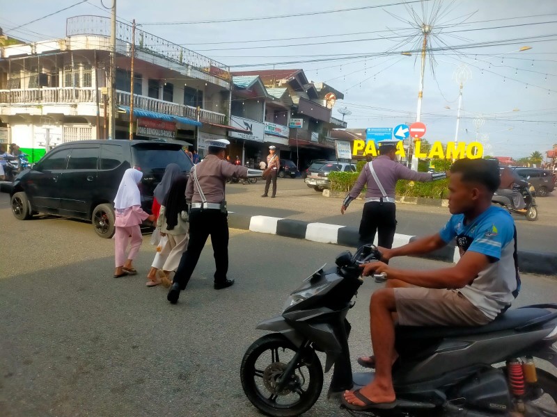 Personel Satlantas Polres Rohul Terjun ke Lokasi Pasar Ramadhan Beri Rasa Aman Pada Warga Berburu Takjil