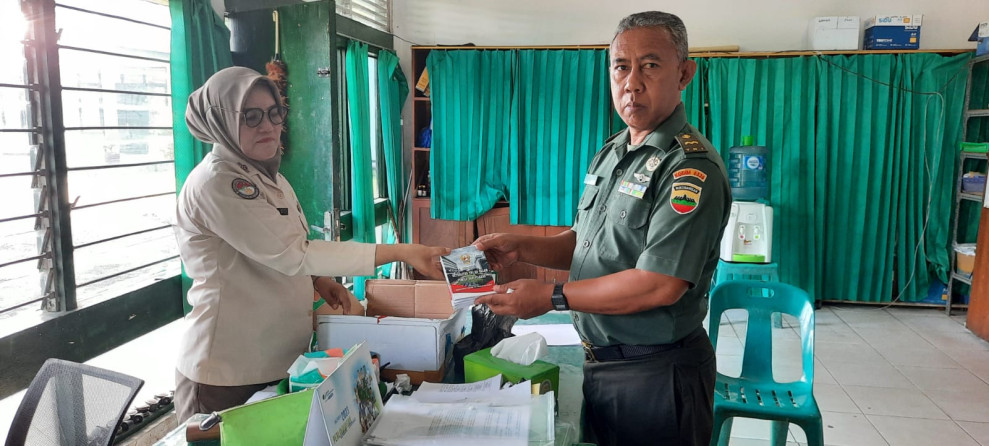 Penyerahan Buku Saku Netralitas ke Personilnya, Bukti Nyata Kodim 0320/Dumai Siap Mendukung Pemilu Yang Berintegritas