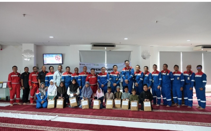 BAZMA Kilang Pertamina Dumai Ukir Senyum Anak-anak Yatim dan Dhuafa Lewat 100 Sepatu