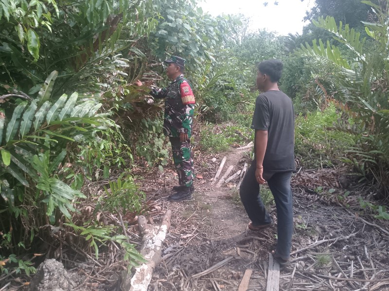 Babinsa Purba Dorong Gotong Royong Warga Teluk Ketapang Pantau Lahan Rawan Karhutla