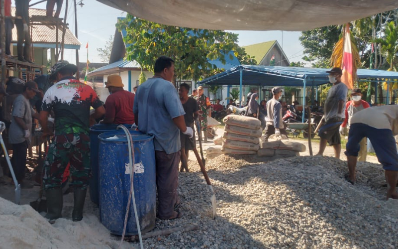 TMMD Kodim 0320/ Dumai Bersama Masyarakat Setempat Melaksanakan Pengecoran Masjid Al-Ikhsan