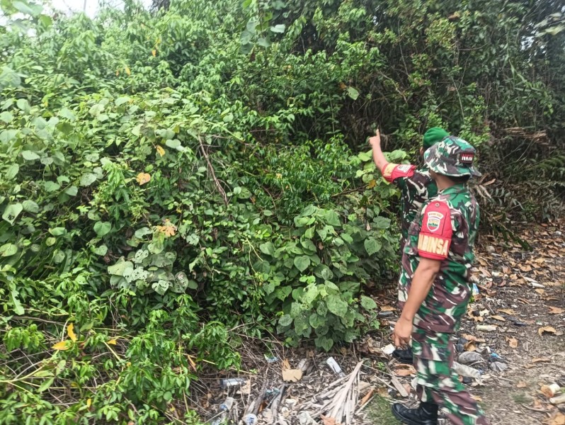 Cegah Karhutla, Babinsa Koramil 06/Merbau Ajak Warga Rutin Patroli