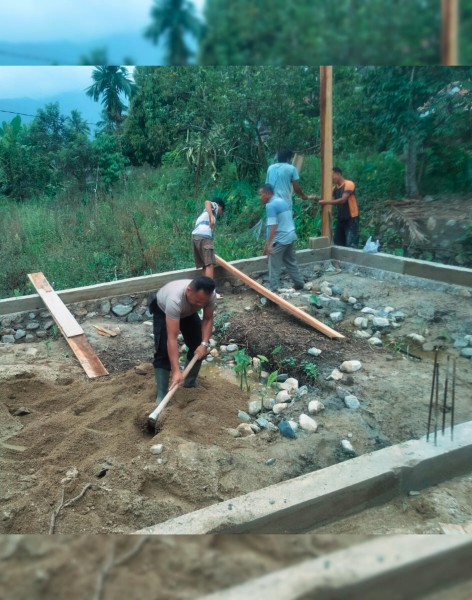 Di Tengah Mendung, Brimob Gotong Royong Bangun Rumah Korban Banjir Tolang Julu