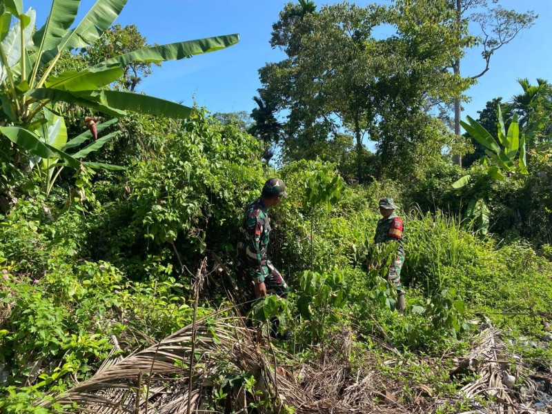 Patroli Karhutla, Babinsa Himbau Warga Jaga Alam Desa Mengkirau