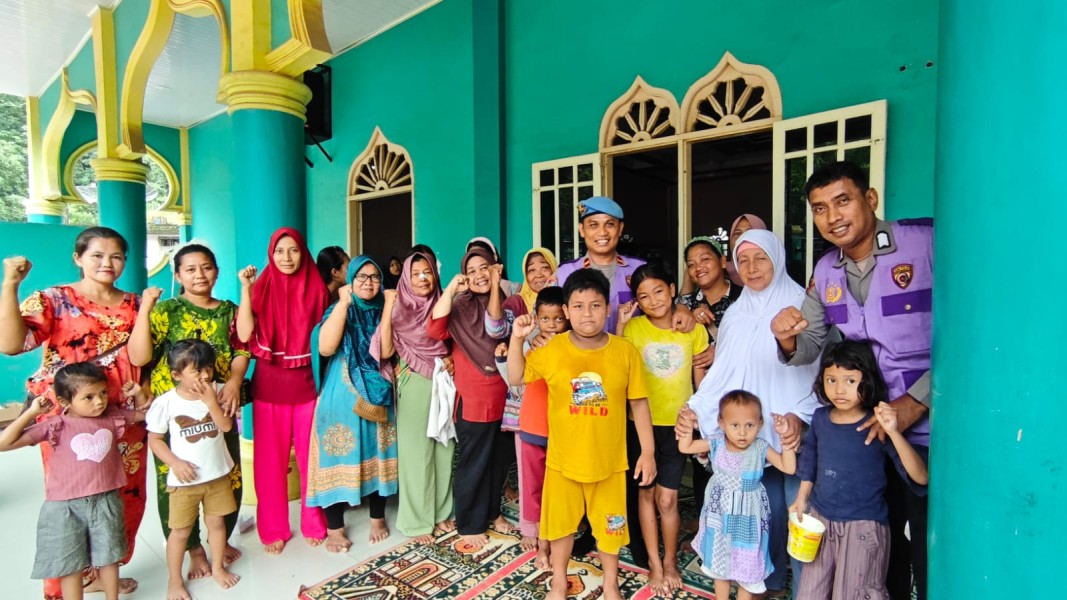 POLRES SIBOLGA SALURKAN BANTUAN DAN GELAR TRAUMA HEALING UNTUK KORBAN BANJIR DAN LONGSOR