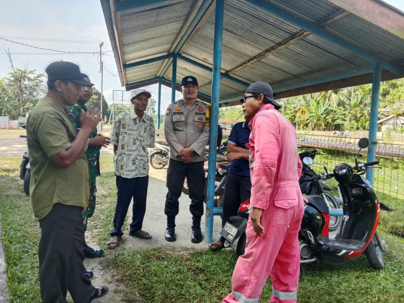 Babinsa Koramil 06/Merbau Tanamkan Nilai Gotong Royong di Kampung Pancasila