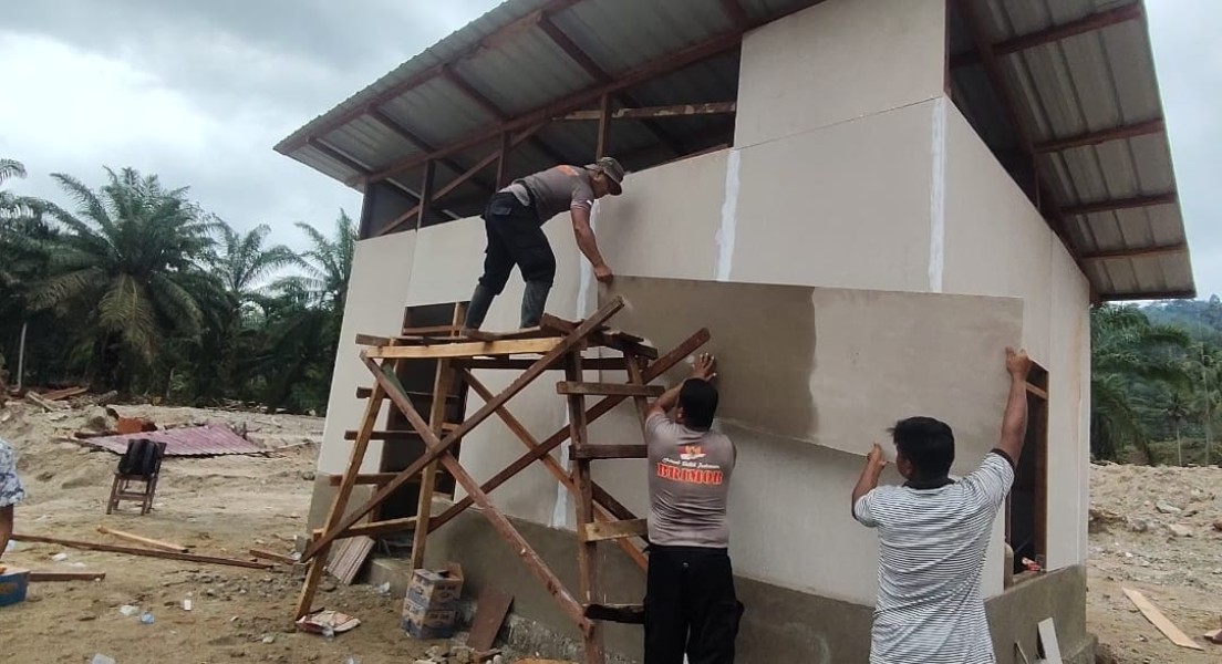 Brimob Polda Sumut Bersama Warga Percepat Pembangunan Hunian Sementara Korban Banjir di Tapsel