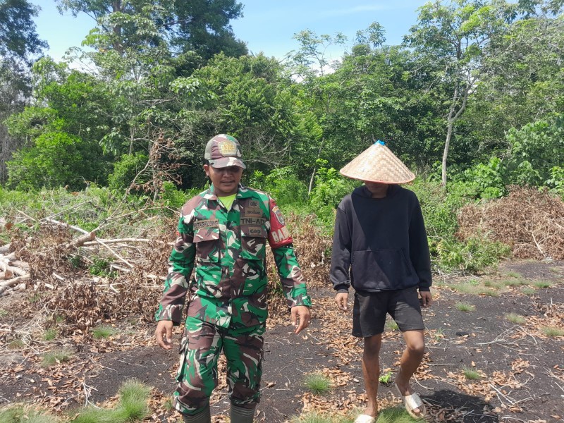 Babinsa Pratu Hutagalung Sisir Wilayah Rawan Karhutla, Nihil Titik Api