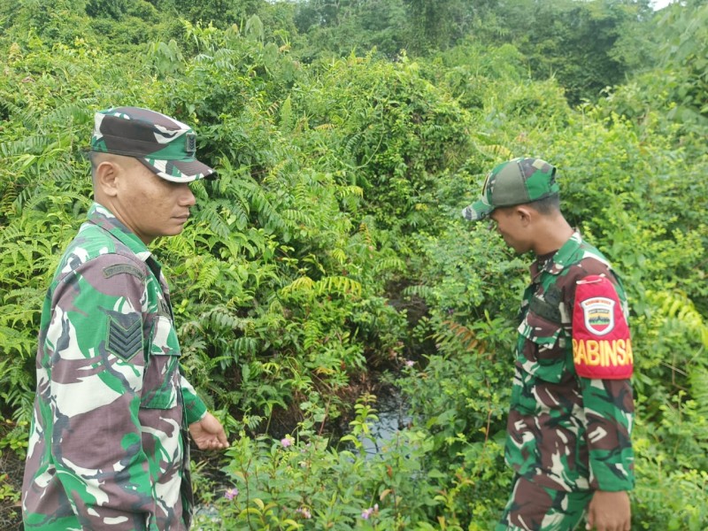 Patroli Karhutla, Babinsa Tekankan Pentingnya Larangan Bakar Lahan