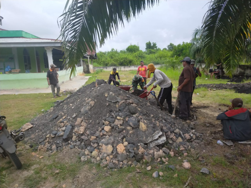 Bersama Masyarakat, Serda Iwan Sahputra Gotong Royong Lakukan Penimbunan