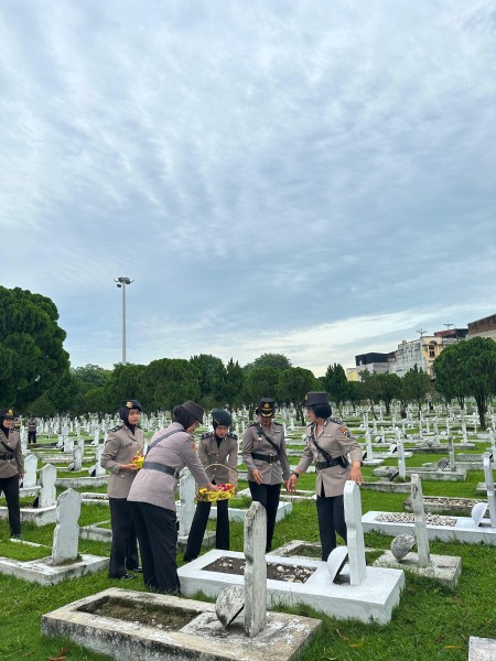 Polwan Polda Sumut Gelar Ziarah ke Taman Makam Pahlawan dalam Rangka Hari Jadi ke - 77