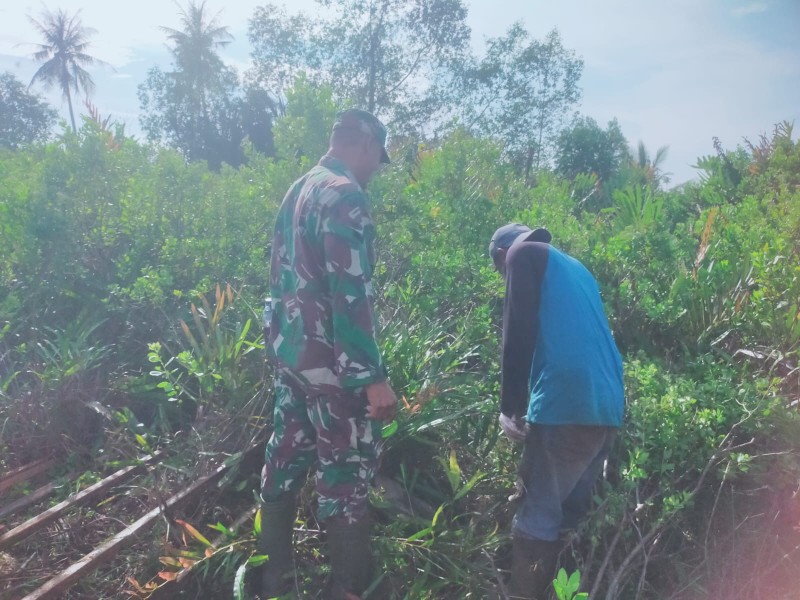Cegah Kebakaran Lahan, Babinsa Lakukan Sosialisasi dan Pantau Sumber Air di Baran Melintang