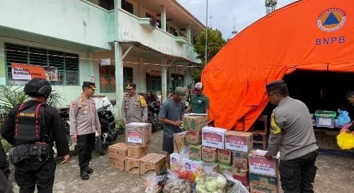 Kabag Astamaops Mabes Polri Tinjau Lokasi Longsor dan Salurkan Bansos di Kota Sibolga