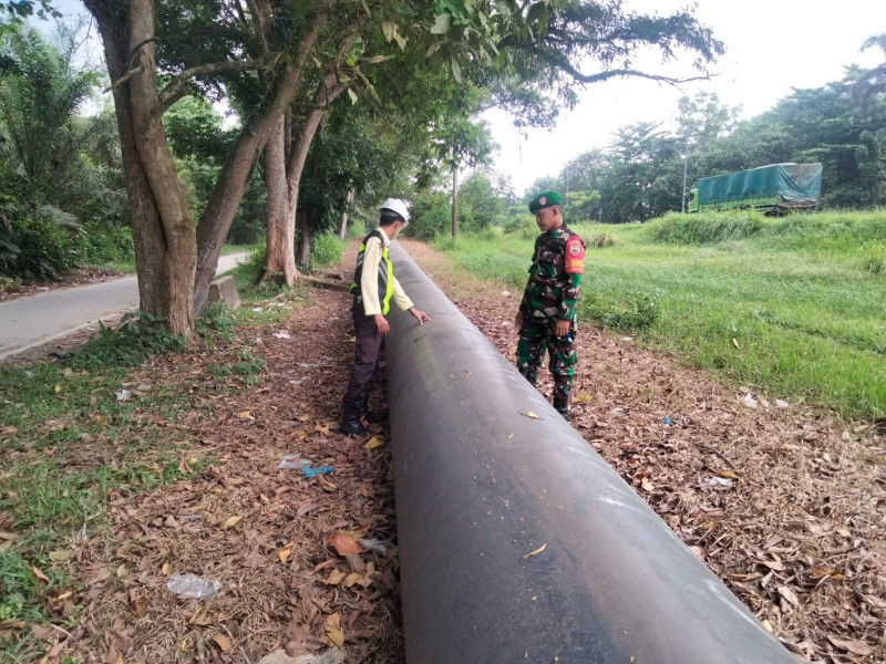 Babinsa Koramil 01/Dumai Lakukan Patroli Pengamanan Jalur Pipa Pertamina