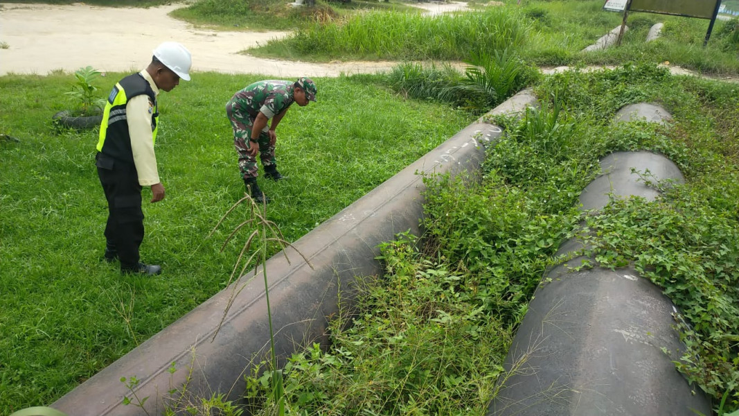 Pastikan Dalam Keadaan Aman, Sertu Jumat Desmanto Laksanakan Patroli di Sepanjang Jalur Pipa Minyak Pertamina