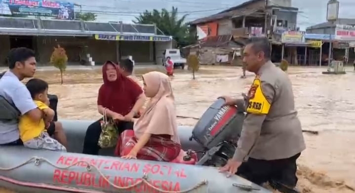 Kapolres Rohul Dorong Perahu Evakuasi Ibu Hamil Korban Banjir
