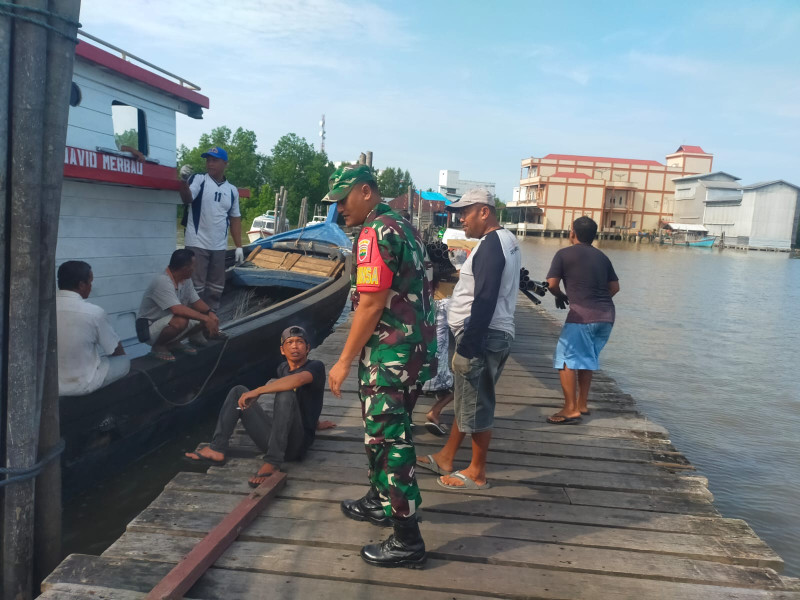 Cegah Kecelakaan Kerja, Sertu Ansari Berikan Arahan di Kampung Pancasila