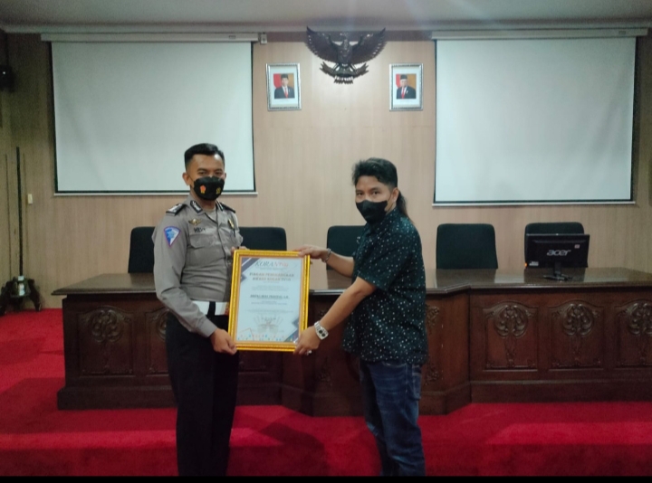 Prestasi Terbaik Tingkat Nasional, Kasatlantas Polres Pati dan Baur SIM Terima Penghargaan Award Koran TV10