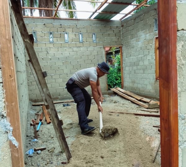 Gotong Royong yang Menguatkan: Brimob Hadir Membangun Rumah Warga