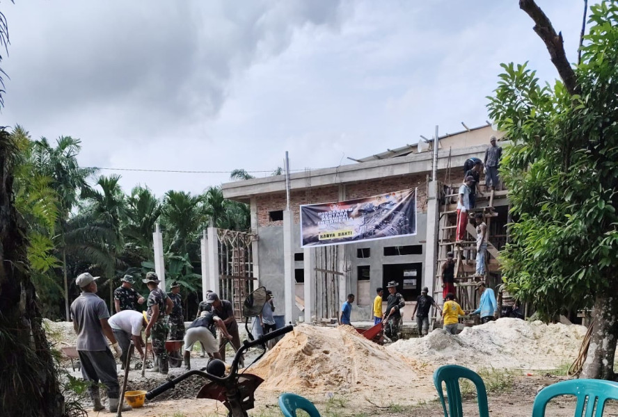 Puluhan Warga Sungai Geniot Antusias Ikuti Gotong Royong Bersama Babinsa Koramil 03