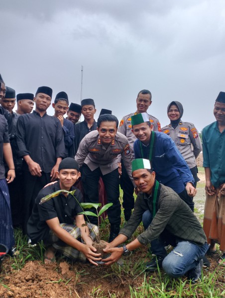 HMI Cabang Rokan Hulu Gelar Penanaman Pohon Bersama Kapolres dan BADKO Riau-Kepri di Pesantren Raudlatussalam