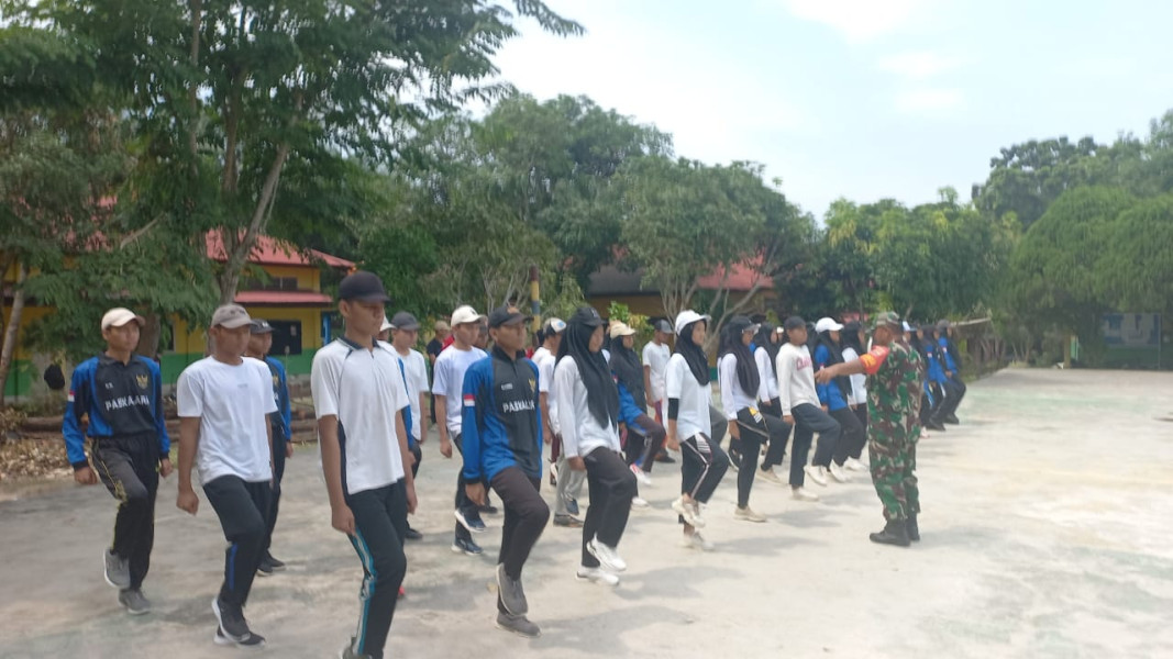 Sertu Roni Sandra Latih Siswa dan Siswi PBB