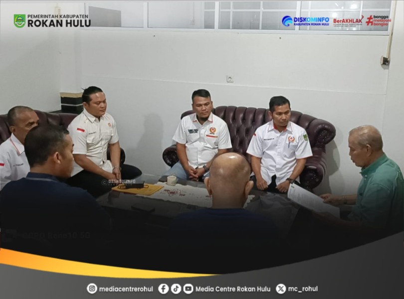 Resmi, Ketua Umum KONI Riau Serahkan SK Plt. Ketum KONI Rohul kepada Rusdi Hidayatullah