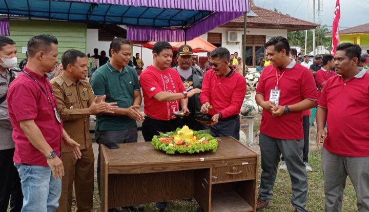 Junjung Tinggi Sportifitas, Wakil Ketua DPRD Riau H Syafaruddin Poti Tutup Turnamen Kades Cup 1 Tahun 2022