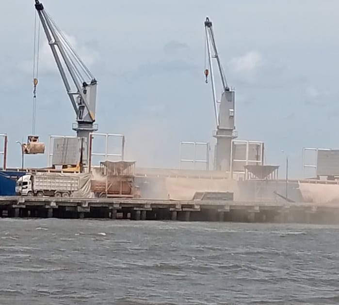 Aktivitas di Dermaga Pelindo, Sejumlah Warga Resah Akibat Tercemar Debu Curah Kering