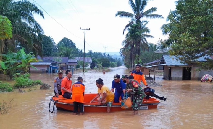 Tak Kenal Lelah, Bupati Sukiman Turun Bantu Korban Banjir, PMI Rohul Siapkan Dapur Umum