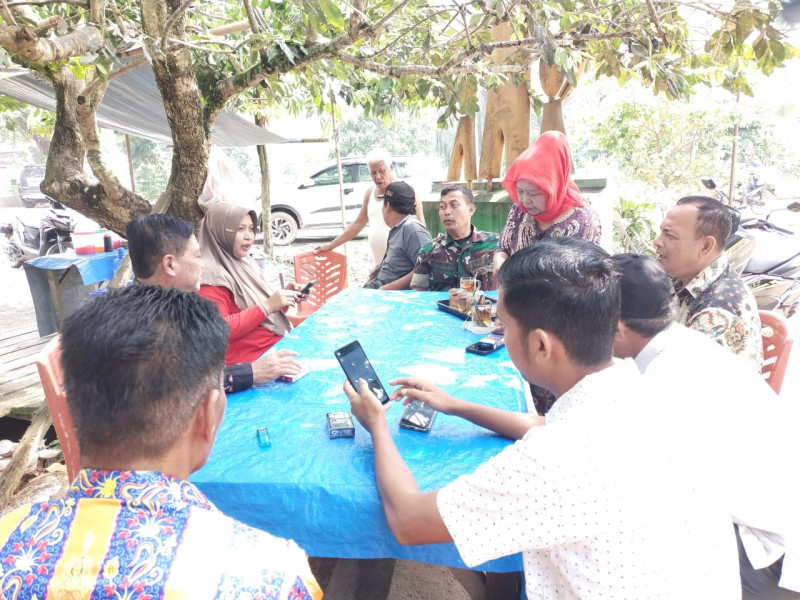 Jalin Keakraban dan Cegah Tindak Kejahatan, Serka Khorianto Melaksanakan Komsos