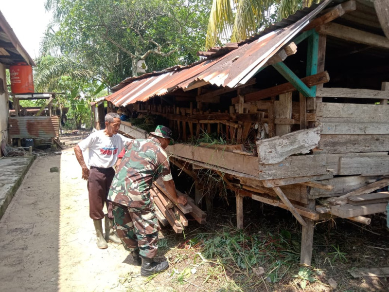 Serka Suandi Kodim 0320/Dumai Ajak Warga Mekarsari Antisipasi Penyakit Pada Ternak