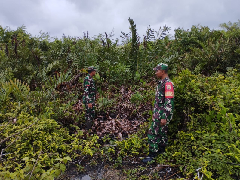 Babinsa Kodim 0303/Bengkalis Sosialisasikan Bahaya Karhutla di Pulau Merbau