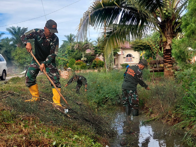 Personil Kodim 0320/Dumai dan Masyarakat Melaksanakan Kegiatan Gotong Royong