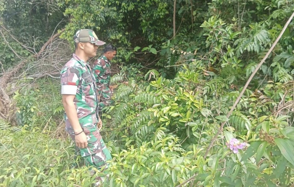 Patroli Karhutla, Babinsa Ajak Warga Jaga Lingkungan Tanpa Bakar Lahan