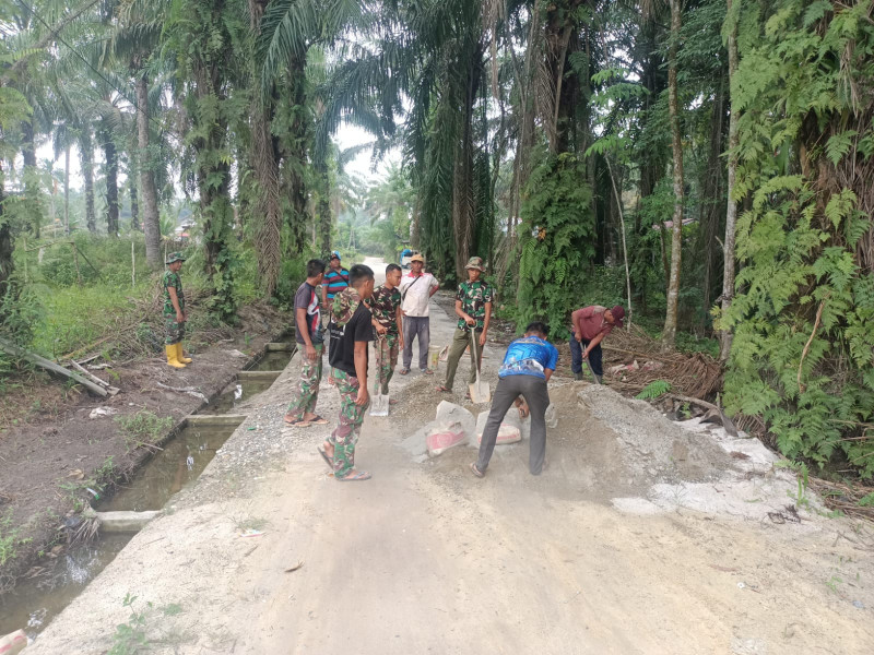 Perbaikan Jalan Posyandu Dilaksanakan Satgas TMMD ke 118 dan Masyarakat
