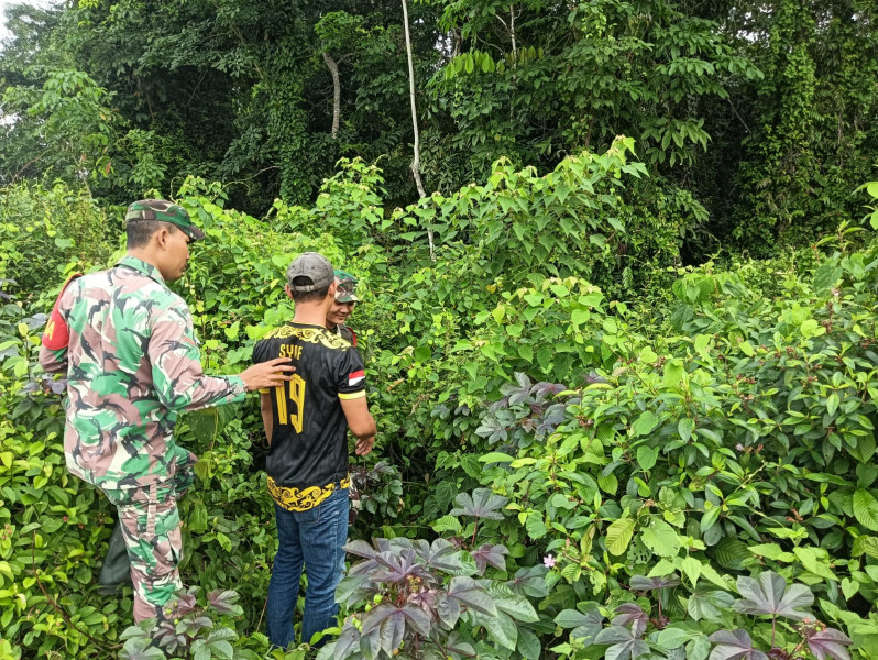 Serda Aldo dan Kopda Ricko Cegah Karhutla di Wilayah Koramil 06/Merbau
