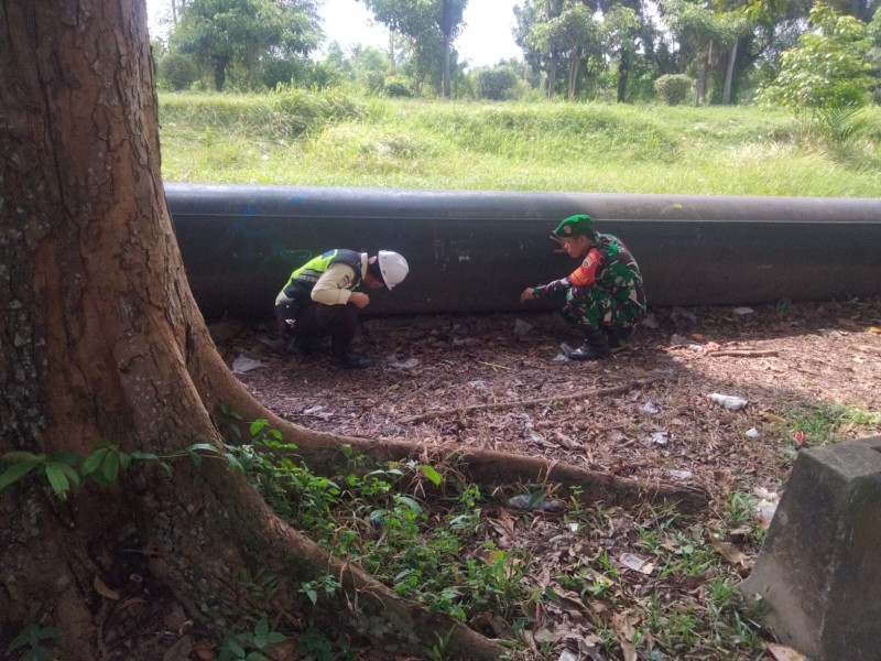 Babinsa Koramil 01/Dumai Laksanakan Patroli dan Sosialisasi di Jalur Pipa PT. PHR