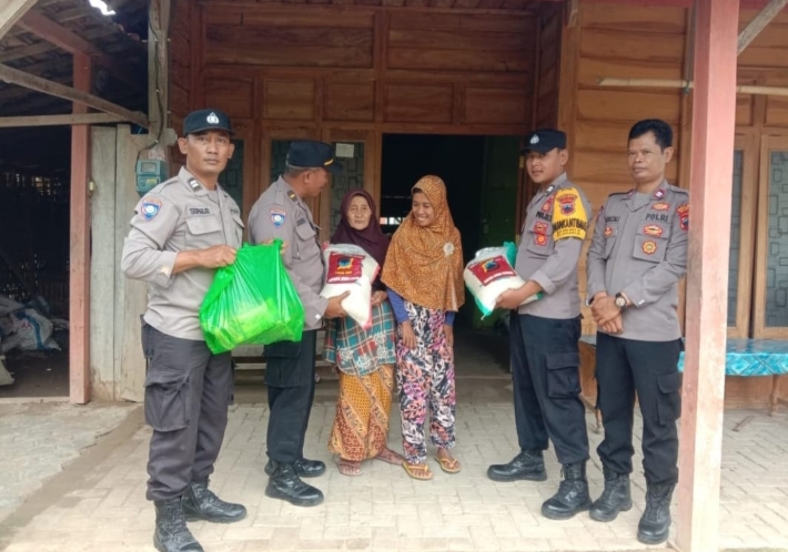 Door To Door, Polres Blora Bagikan Bansos Untuk Kaum Duafa Di Banjarejo