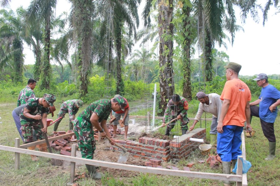 Lagi, Satgas TMMD Kodim 0320 Dumai Bangun Fasilitas Sanitasi Berupa Sumur Bor dan MCK di Kelurahan Bukit Kayu Kapur