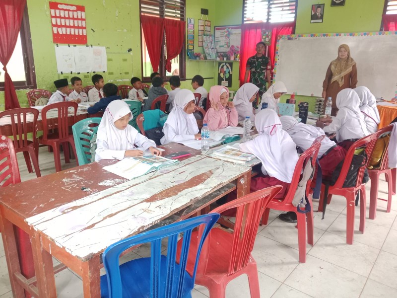 Dukung Pemenuhan Gizi Pelajar, Babinsa Dampingi Program Makan Sehat Bergizi di Merbau