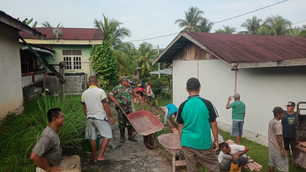 Semangat Membantu Bersama Masyarakat dan Babinsa Sertu Sareh Wujudkan Fasilitas Jalan Yang Baik