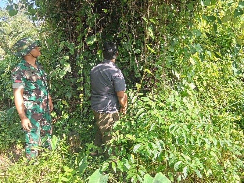 Sinergi Babinsa dan Masyarakat di Lahan Kosong untuk Cegah Bencana Asap