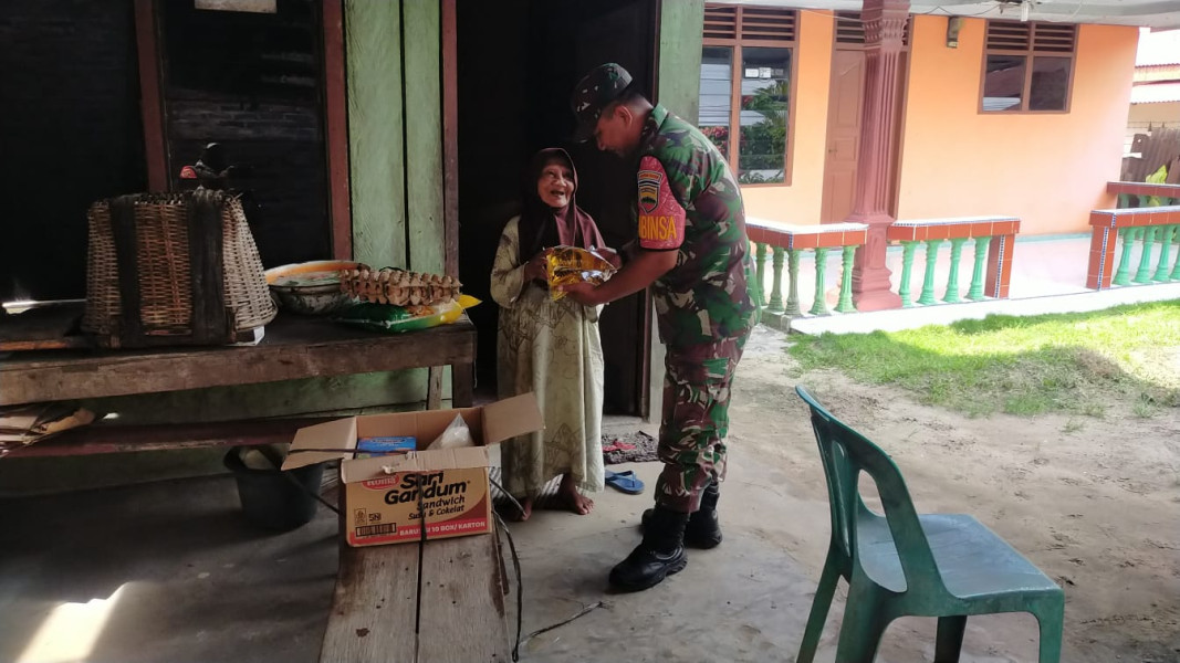 Babinsa Koramil 02/BK Sampaikan Bantuan Sembako di Bukit Kapur