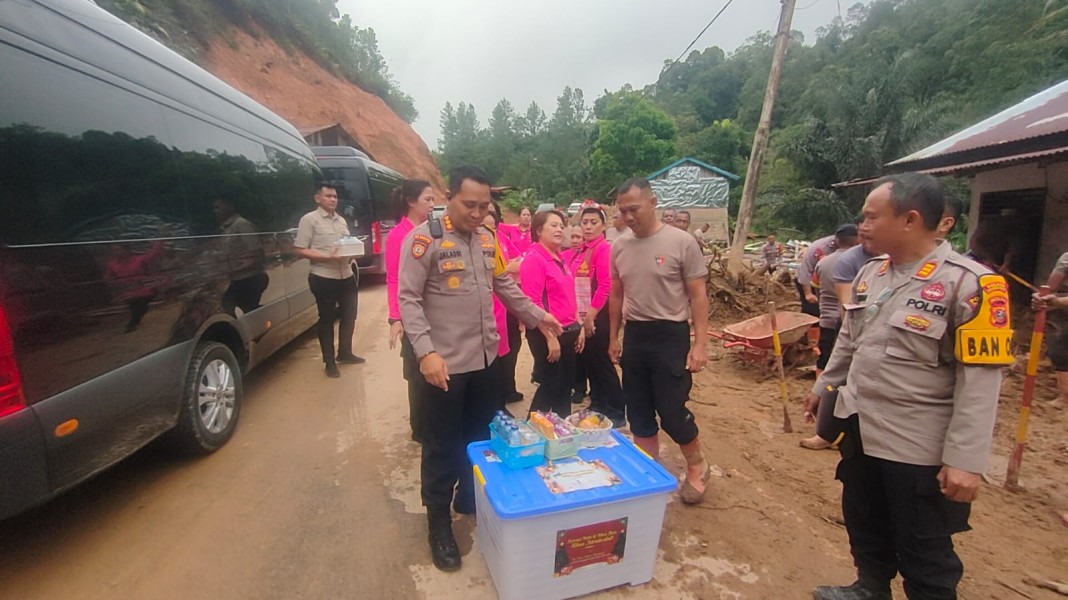Di Tengah Lelah Personel, Bhayangkari Polda Sumut Hadir Bawa Asupan Moril dan Logistik
