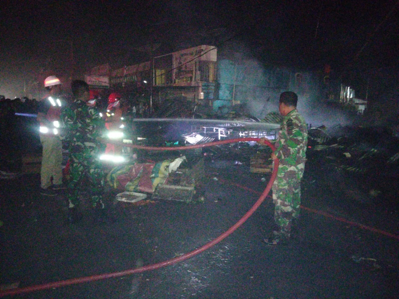 Kebakaran Pasar Pulau Payung, Kolaborasi TNI dan Damkar Serta Masyarakat Berhasil Padamkan Api