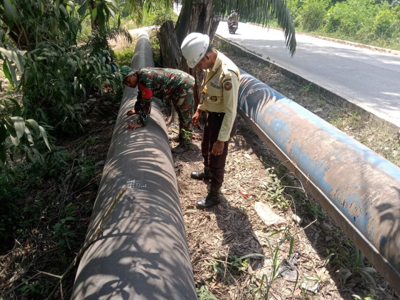 Babinsa dan Security Pertamina Lakukan Patroli Keamanan Pipa Minyak di Wilayah Dumai