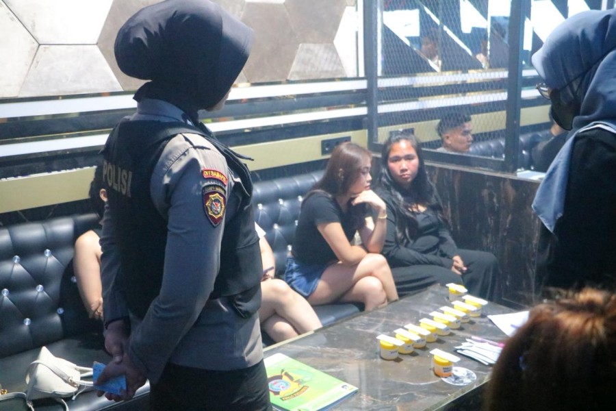 Polda Sumut Gelar Razia THM Platinum Bar dan Lion Bar & KTV, 16 Pengunjung Positif Narkoba